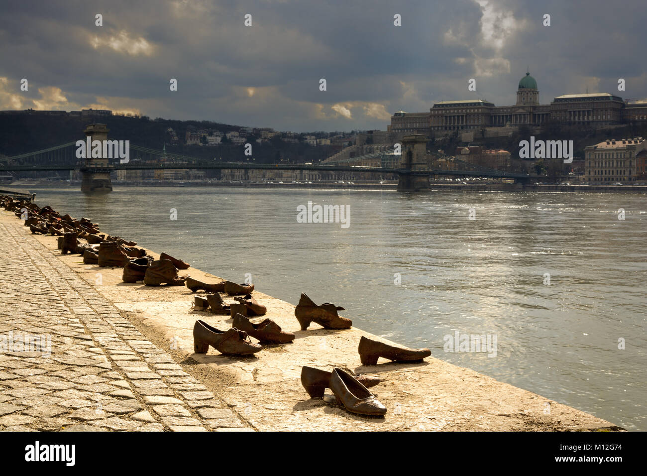 Los zapatos en el Monumento de la orilla del Danubio contra el Palacio Real  de Budapest Fotografía de stock - Alamy