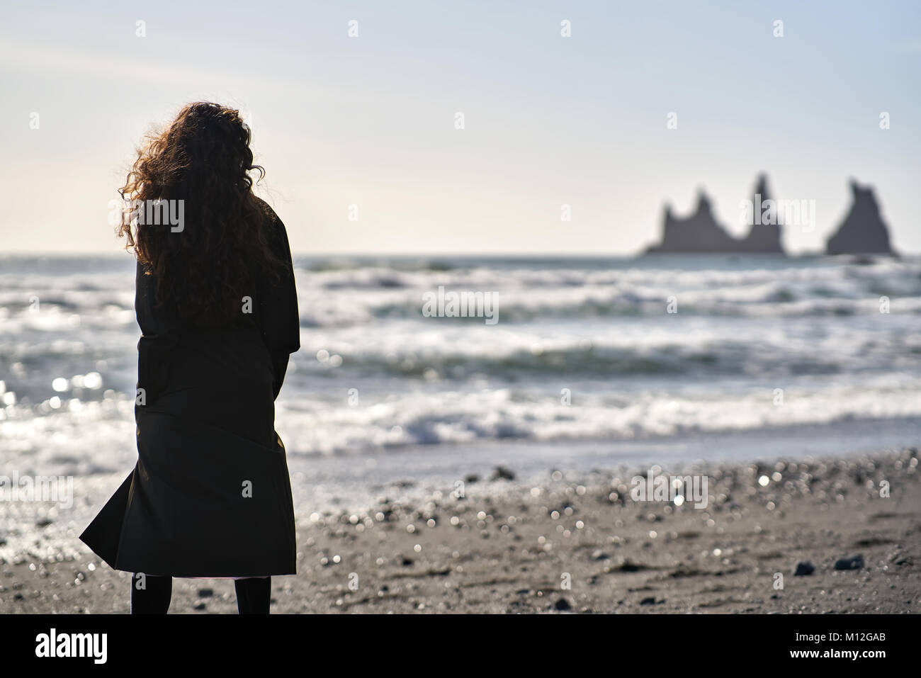 La Mujer Esta En La Playa De Arena Negra En El Fondo Del Mar