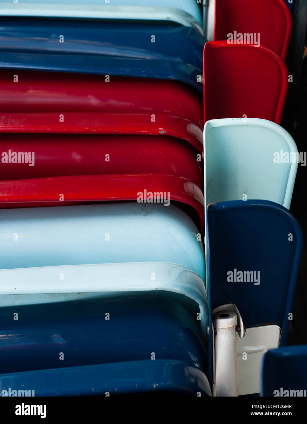 Rojo, blanco y sillas azules. Foto de stock