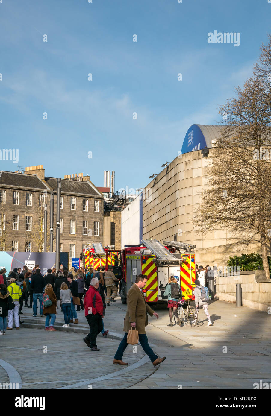 Los motores de incendios que asisten a la falsa alarma llaman a la Universidad Potterow de la Asociación de estudiantes de Edimburgo, Bristo Square, Edimburgo, Escocia, Reino Unido Foto de stock