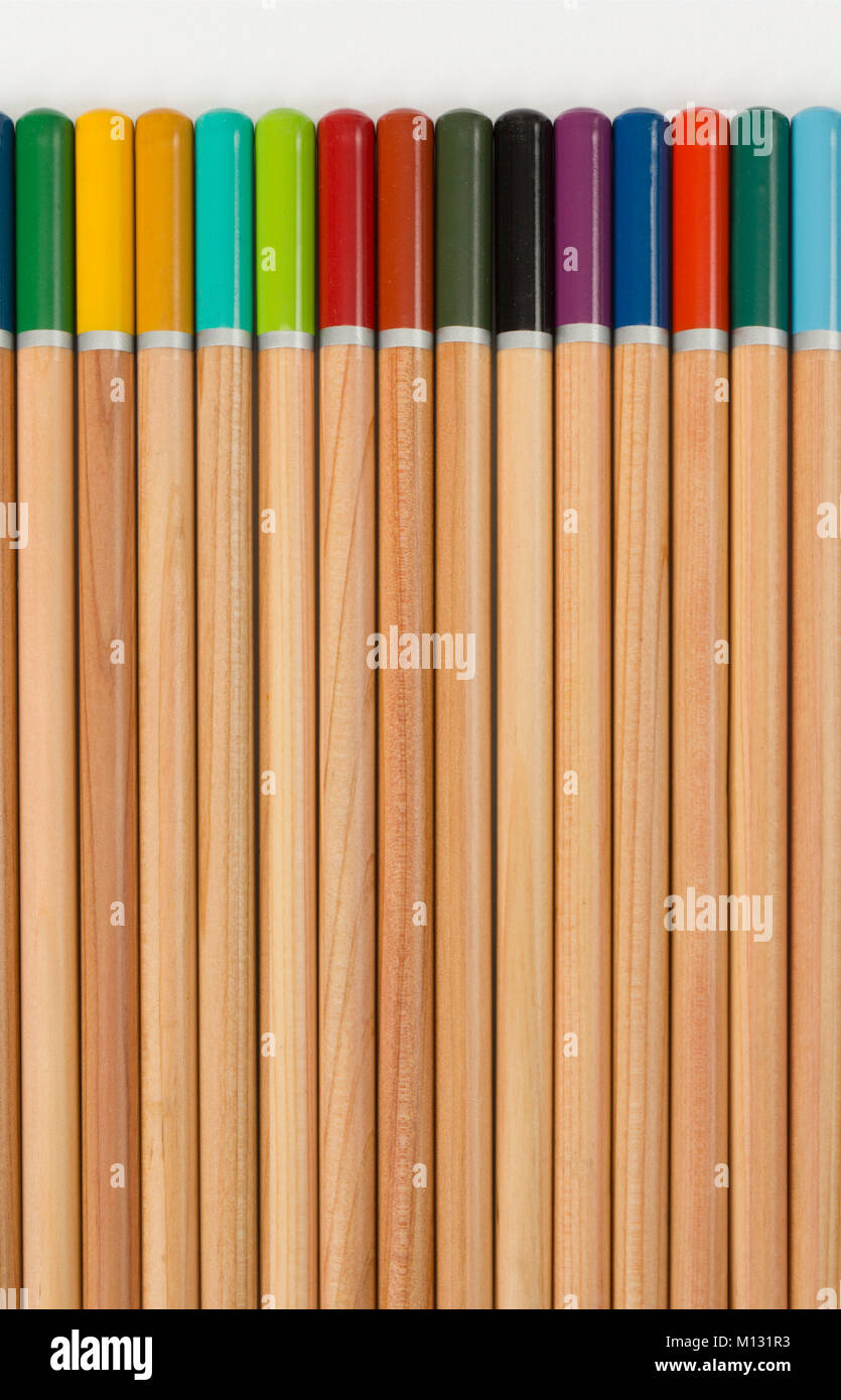 Artistas lápices acuarela sobre papel blanco con textura de superficie, la  madera y el lápiz de color final hacer un patrón Fotografía de stock - Alamy