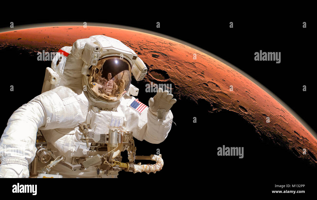 Primer plano de un astronauta en el espacio ultraterrestre, el planeta Marte en el fondo. Elementos de la imagen son amuebladas por la NASA. Foto de stock