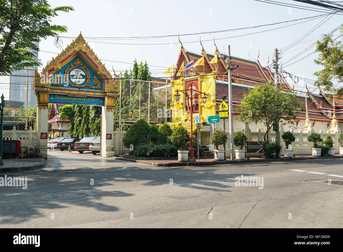 Puerta de entrada en Wat Patumkongka Soi Rachaworawlham en Bangkok Foto de stock