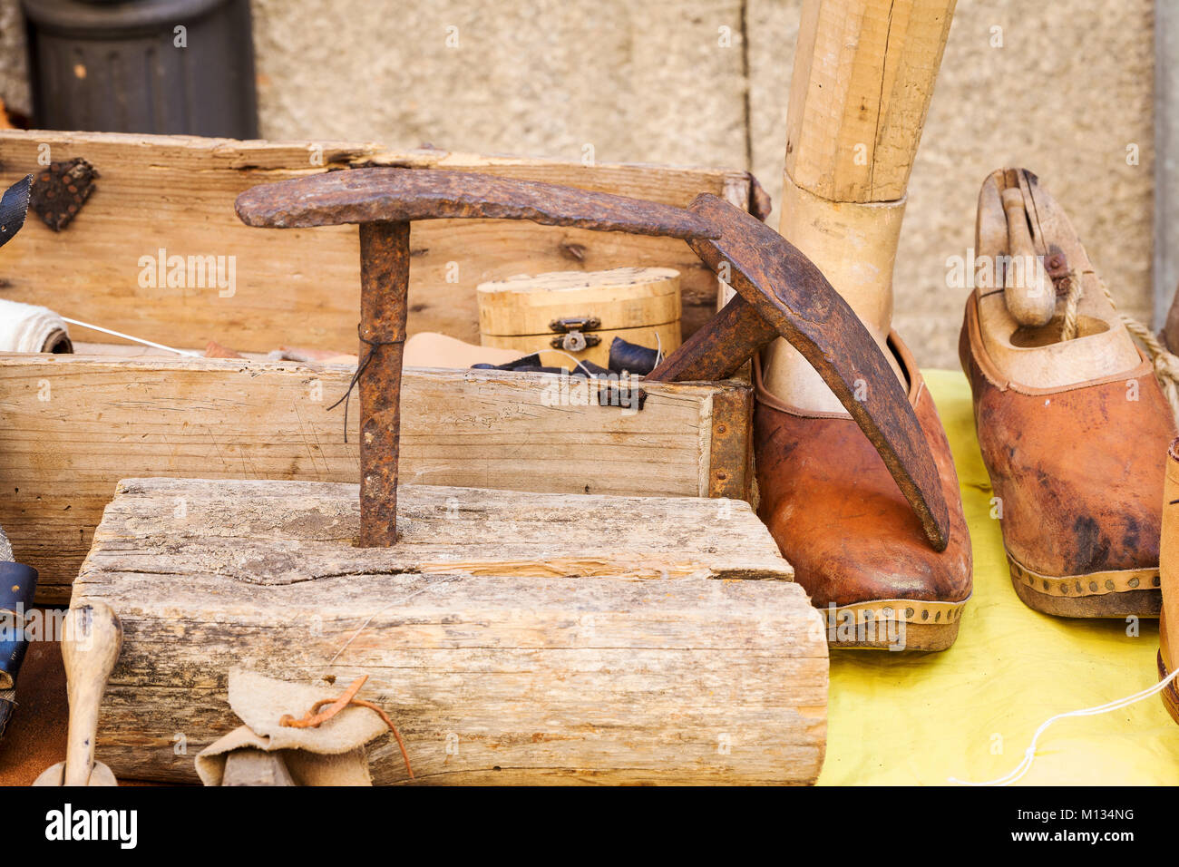 Herramientas antiguas de madera para trabajar el calzado en una artesanal Fotografía stock - Alamy