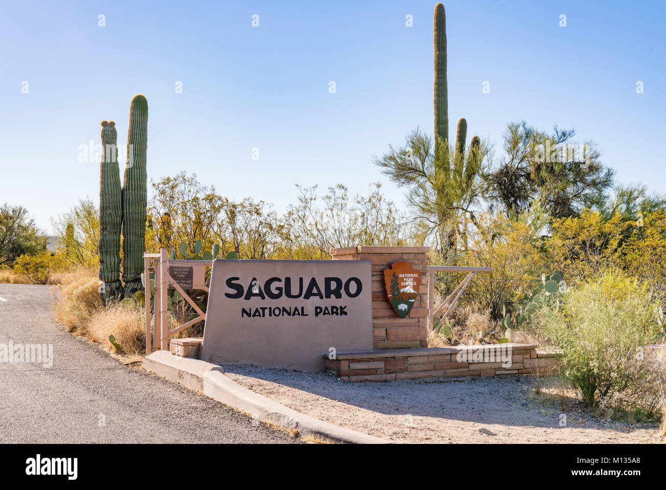 TUCSON, AZ - Octubre 26, 2017: la señal de entrada para el Parque Nacional de Saguaro en Arizona. Foto de stock