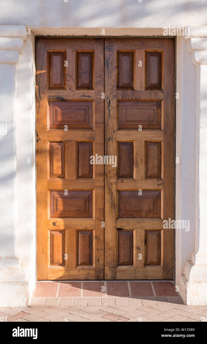 Puertas plafonadas en madera antigua en portada Fotografía de stock - Alamy