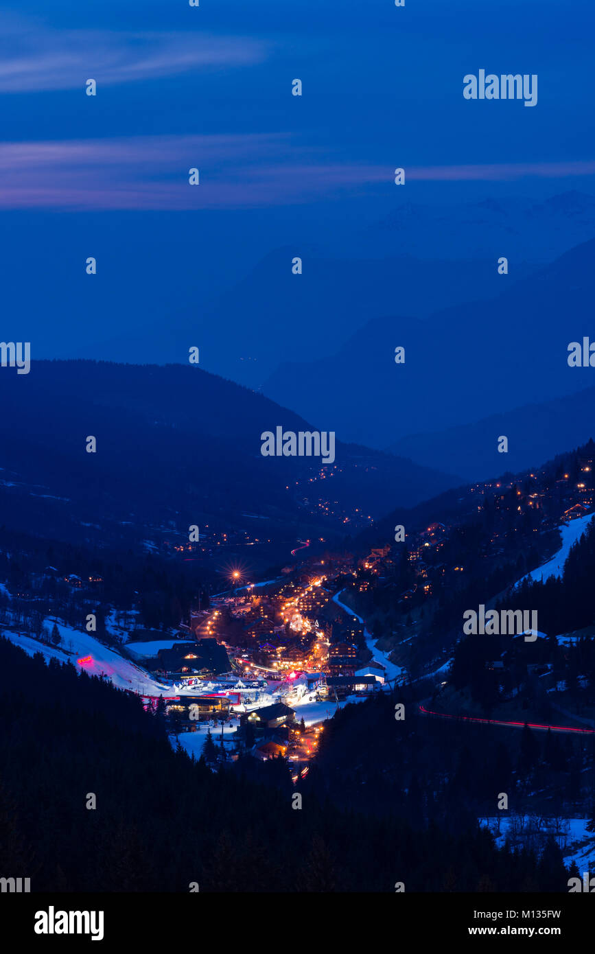 La ciudad resort de esquí Meribel y los 3 valles, zona montañosa al anochecer, Francia Foto de stock
