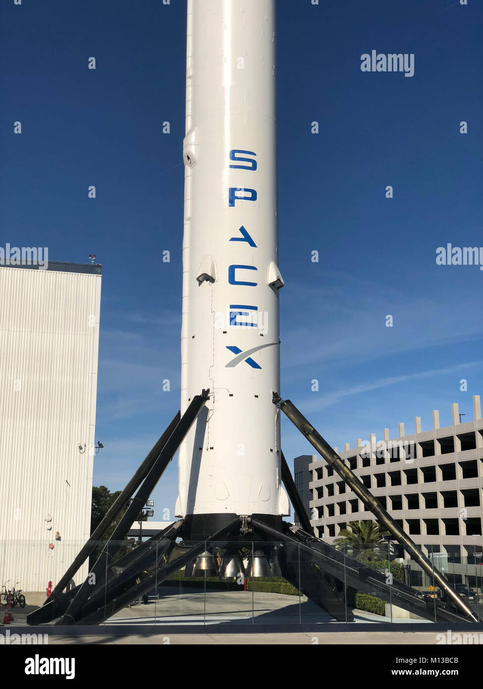 Falcon 9 cohetes SpaceX en frente de la sede, situada en Hawthorne, California el 13 de enero de 2018. Las dos etapas de órbita mediana elevación del vehículo de lanzamiento puede levantar cargas de hasta 22,800 kg (50,300 lb) en la órbita baja de la tierra. - Sin cable SERVICIO - Foto: Christoph Dernbach/dpa Foto de stock