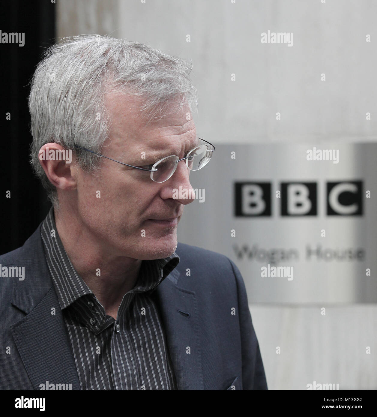 Londres, Reino Unido. El 26 de enero, 2018. Jeremy Vine uno de los mejor pagados de la BBC presentadores masculinos ha acordado tomar recortar sueldos visto dejando la BBC Wogan House Studios de Londres Crédito: RM Prensa/Alamy Live News Foto de stock