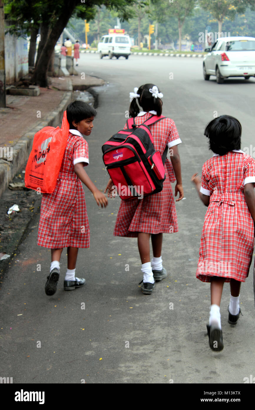 Las colegialas indio recorriendo la calle a la escuela Foto de stock