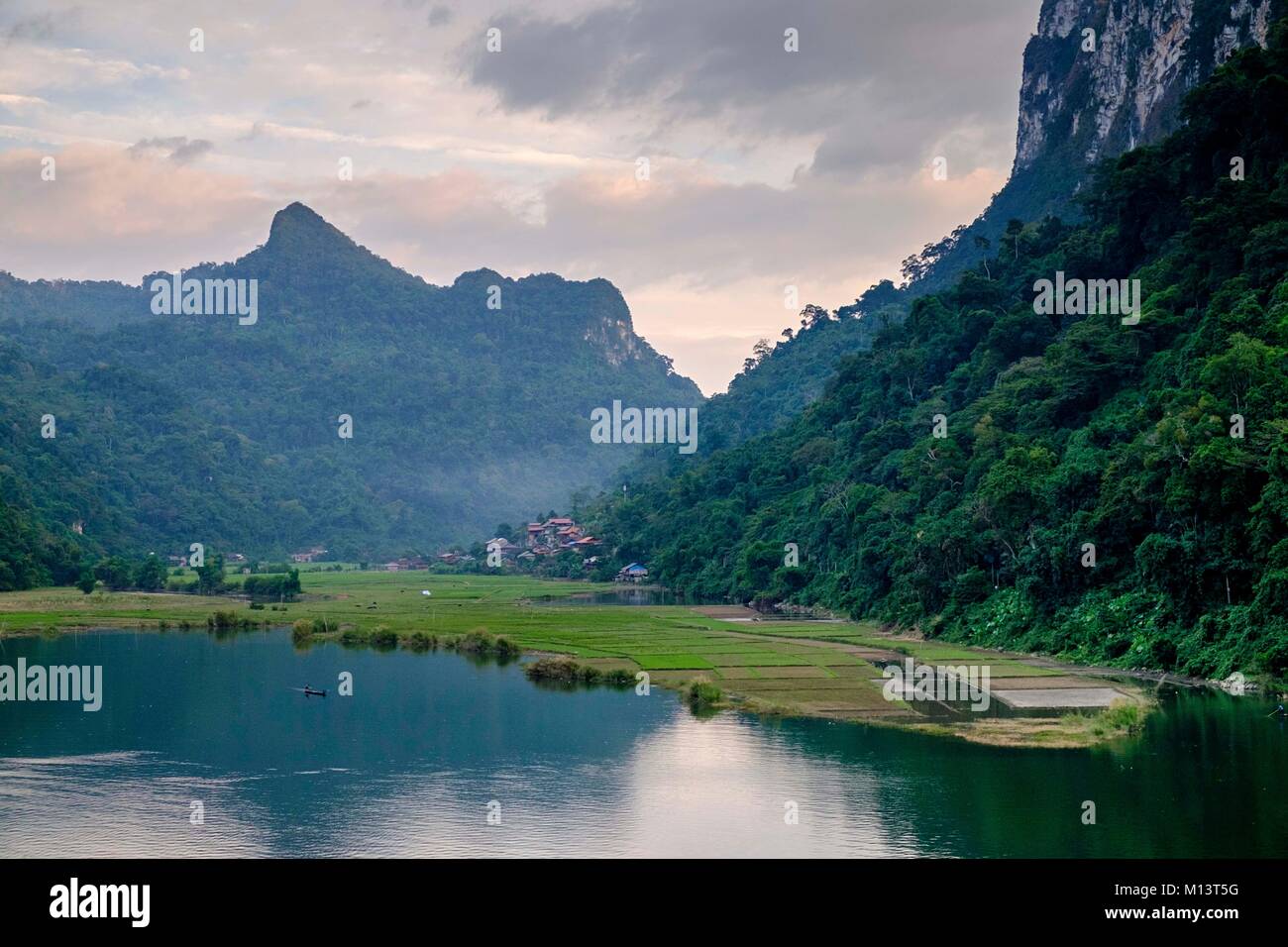 Vietnam, en la provincia de Bac Kan, Parque Nacional de Ba Be, el lago Ba Be Foto de stock