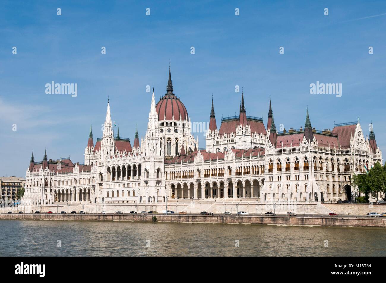 Hungría, Budapest, Distrito de Pest del Danubio, los bancos enumerados como Patrimonio Mundial por la UNESCO y el Parlamento Foto de stock
