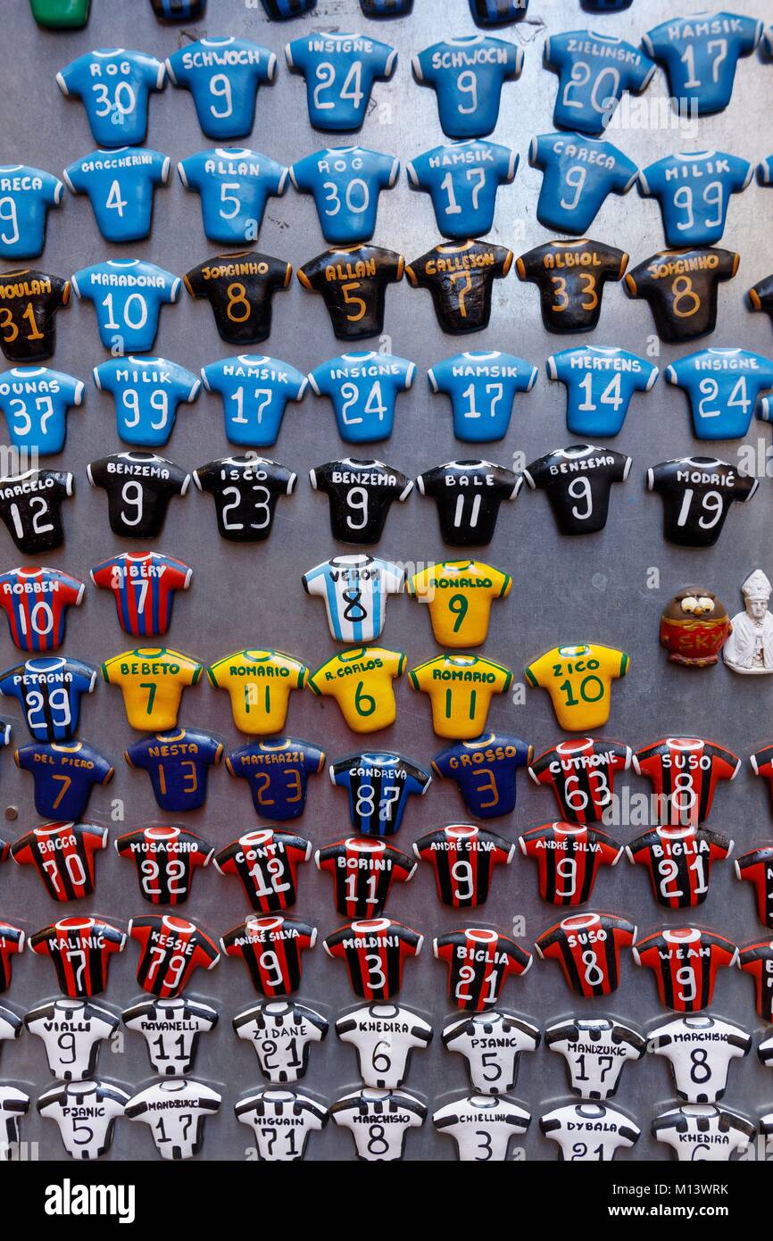 Italia, Campania, Nápoles, centro histórico catalogado como Patrimonio Mundial por la UNESCO, imanes de fútbol jersey Foto de stock