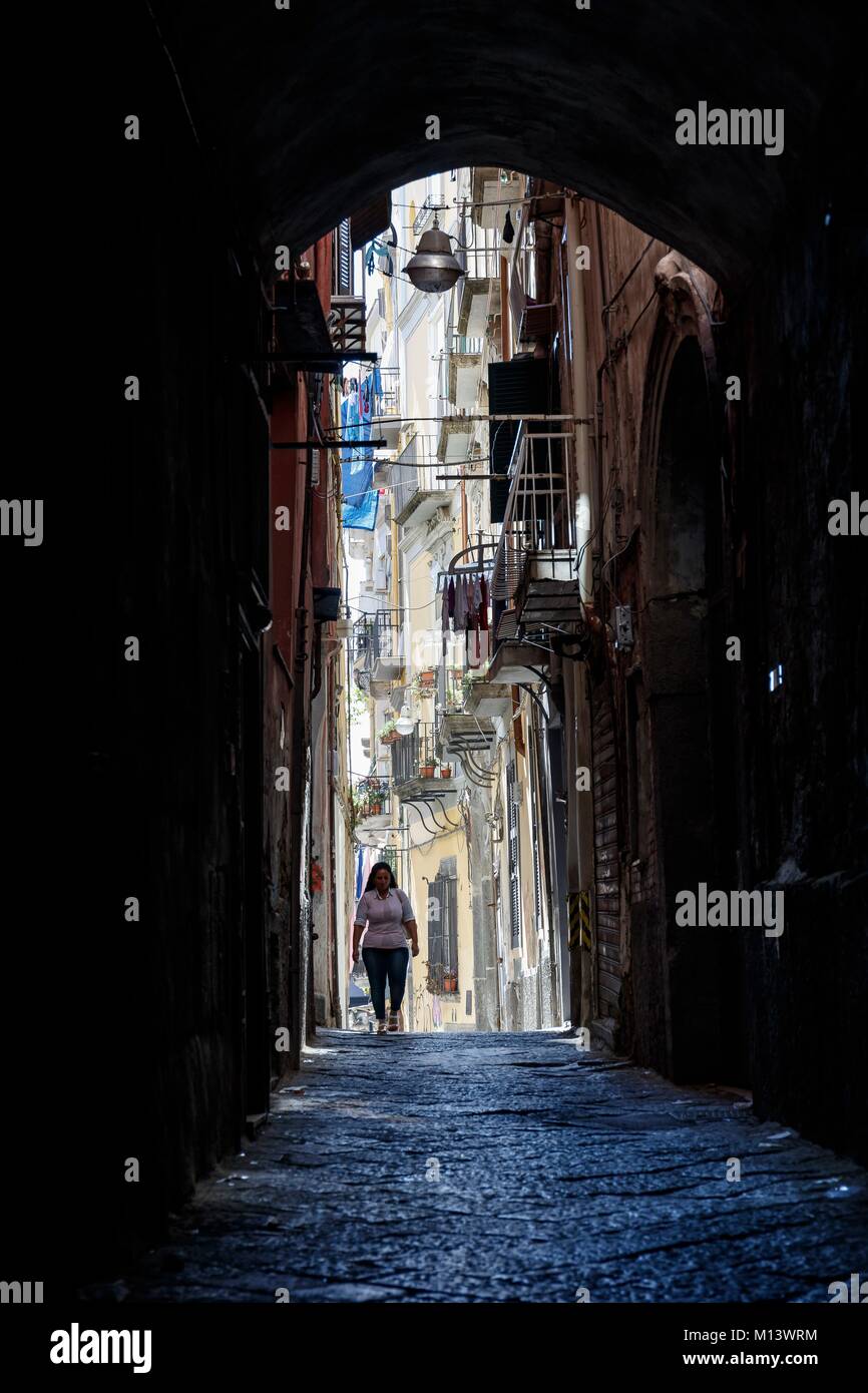 Italia, Campania, Nápoles, centro histórico catalogado como Patrimonio Mundial por la UNESCO, una calle angosta Foto de stock