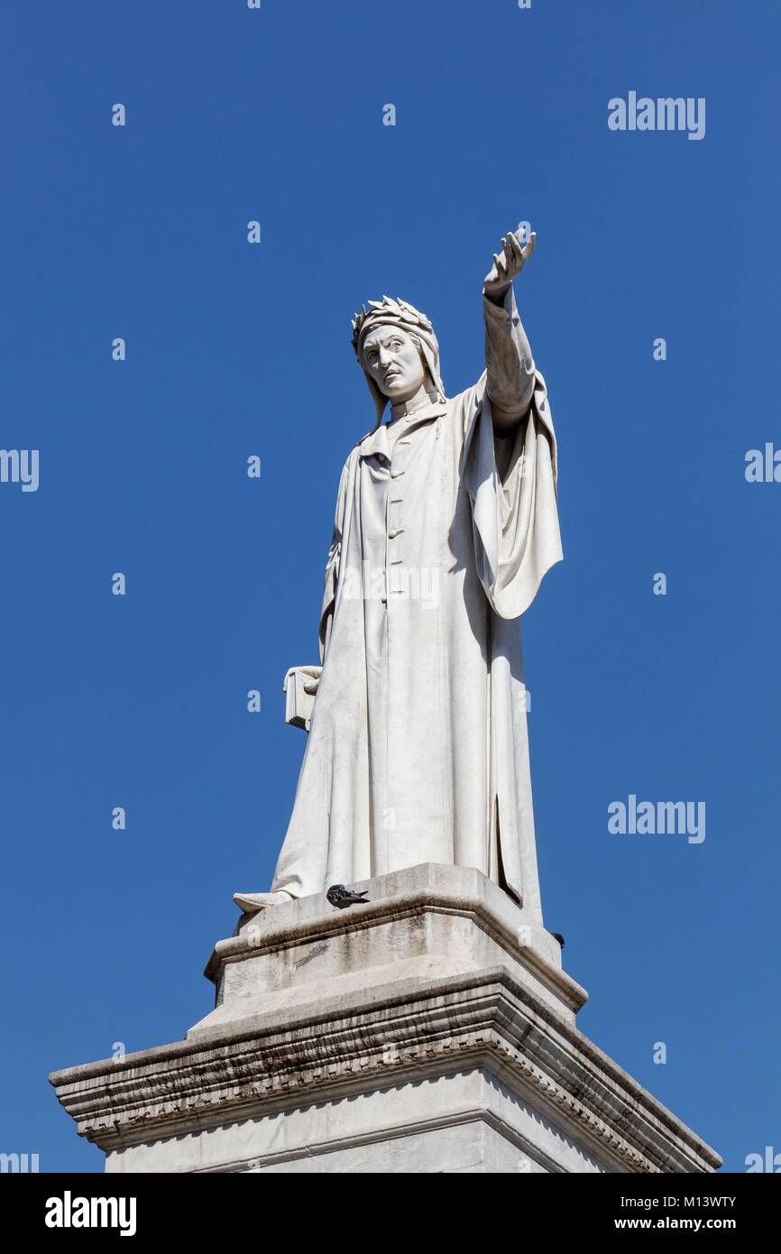 Italia, Campania, Nápoles, centro histórico catalogado como Patrimonio de la Humanidad por la UNESCO, Dante estatua Foto de stock