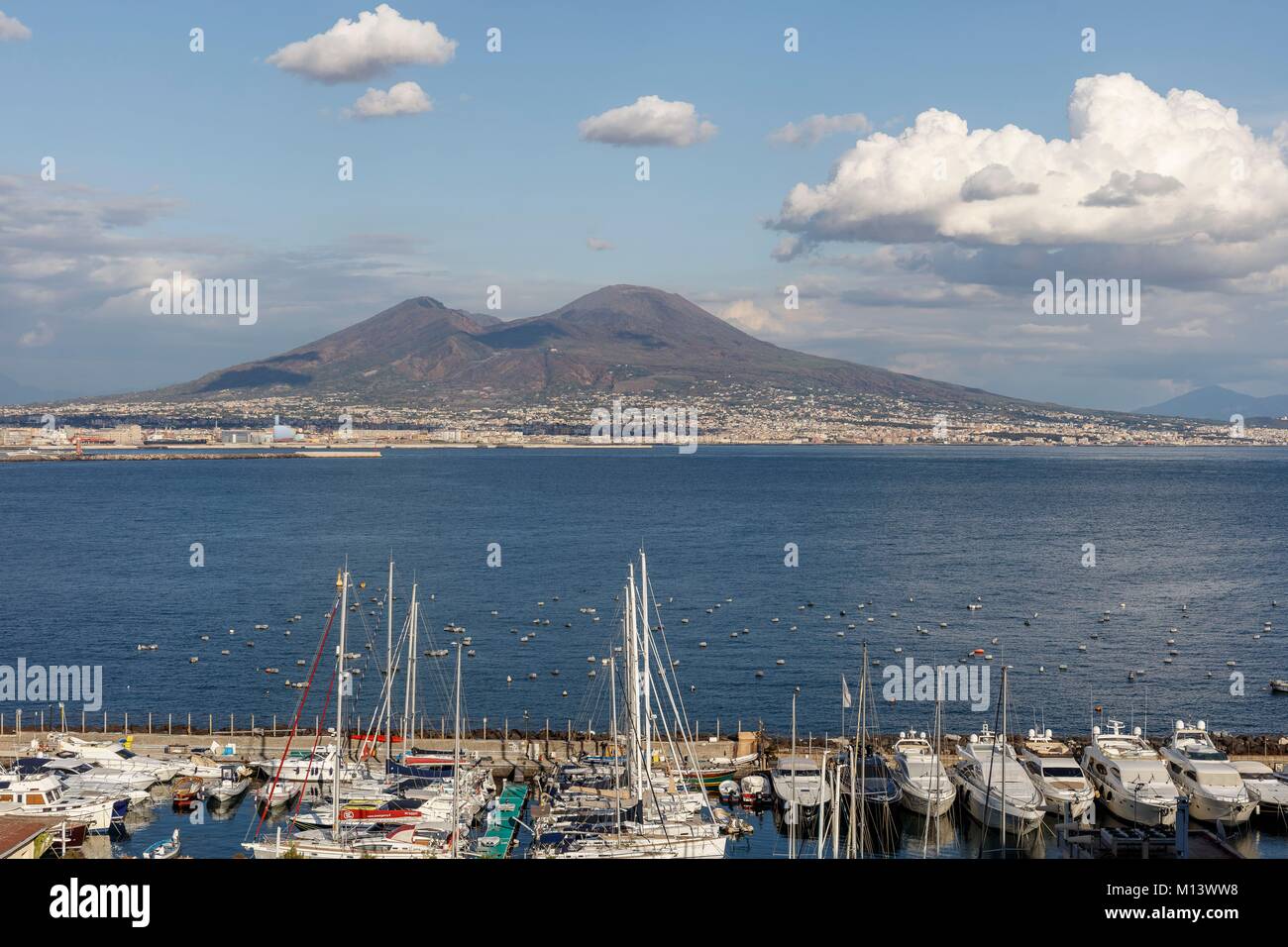 Italia, Campania, Nápoles, centro histórico catalogado como Patrimonio Mundial por la UNESCO, la bahía de Nápoles y el Monte Vesuvio. Foto de stock