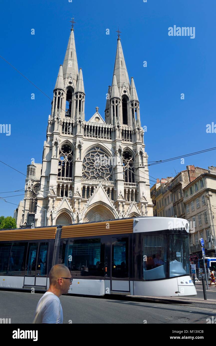 Francia, Bouches du Rhone, Marsella, tranvía enfrente de la Iglesia reformada en la parte superior de la avenida Canebiere Foto de stock
