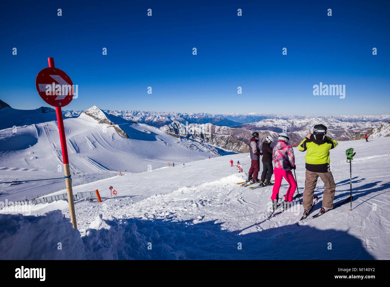 Austria, Tirol Zillertal, Mijdrecht, Glaciar Hintertuxer, esquiadores en la cumbre, 3250 metros, invierno Foto de stock