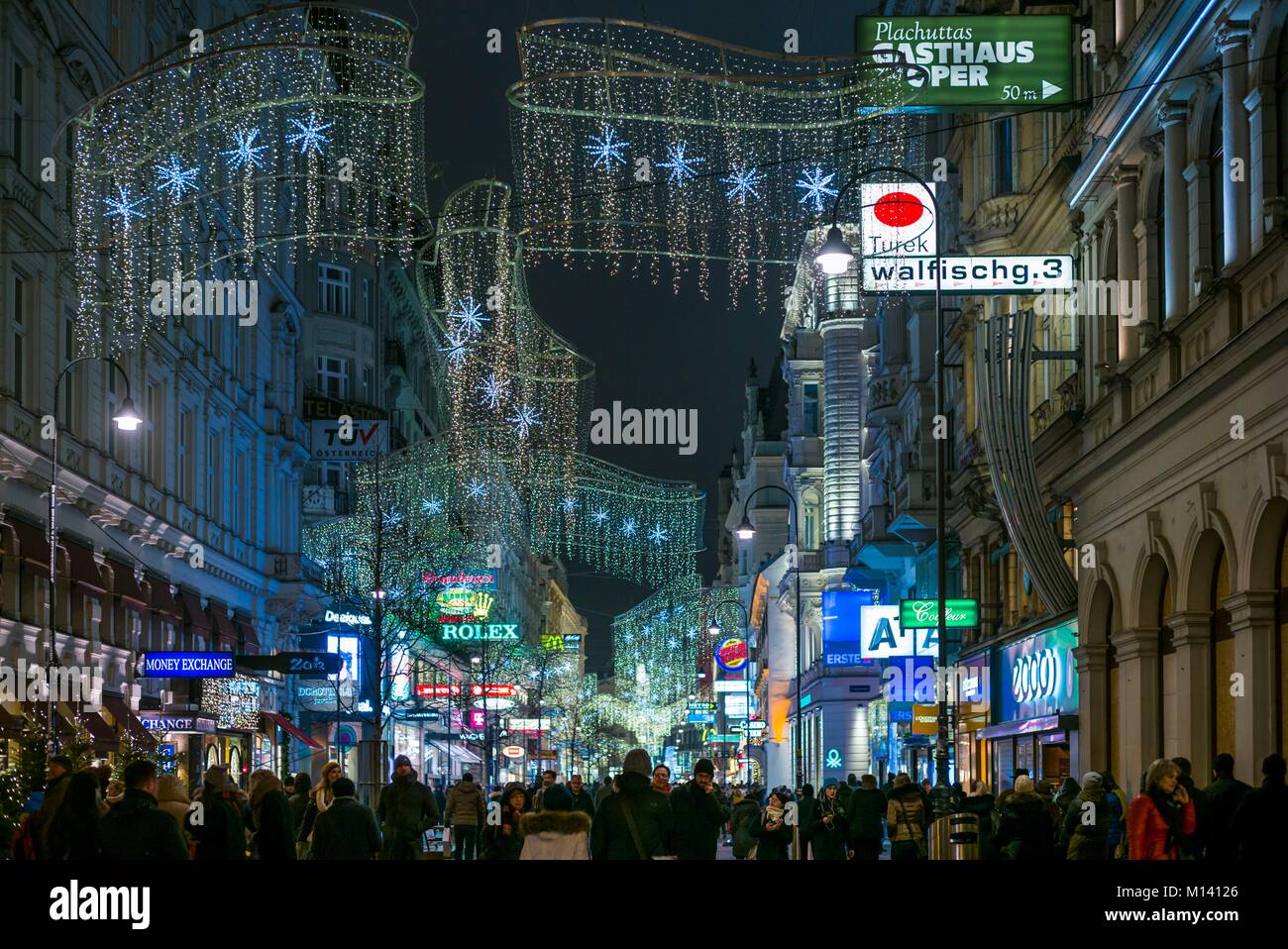 Austria, Viena, Kartnerstrasse calle de tiendas, decoraciones de Navidad, Noche Foto de stock