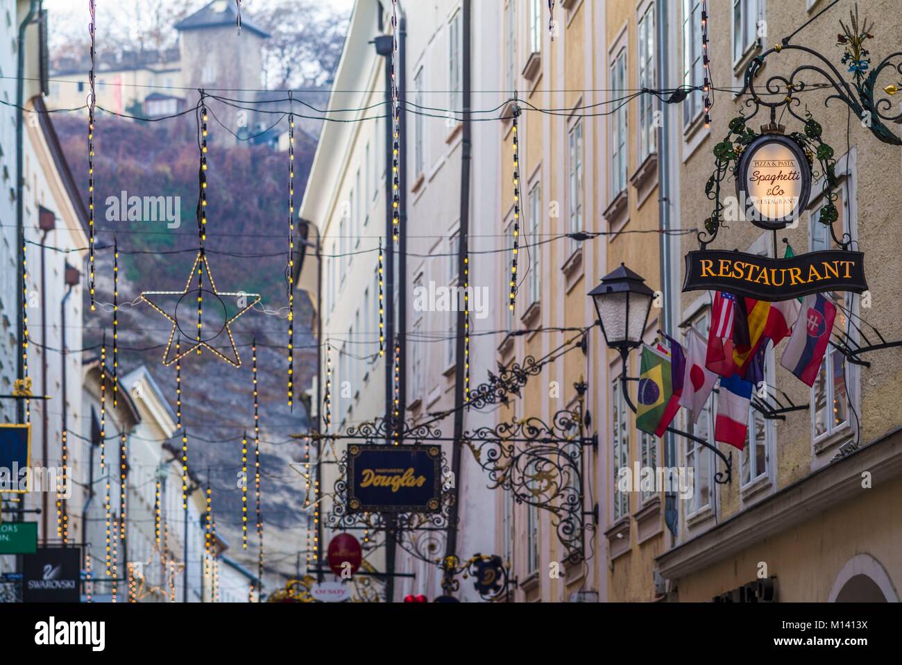Austria, Salzburgo Salzburgerland, Getreidegasse, letreros de la calle Foto de stock