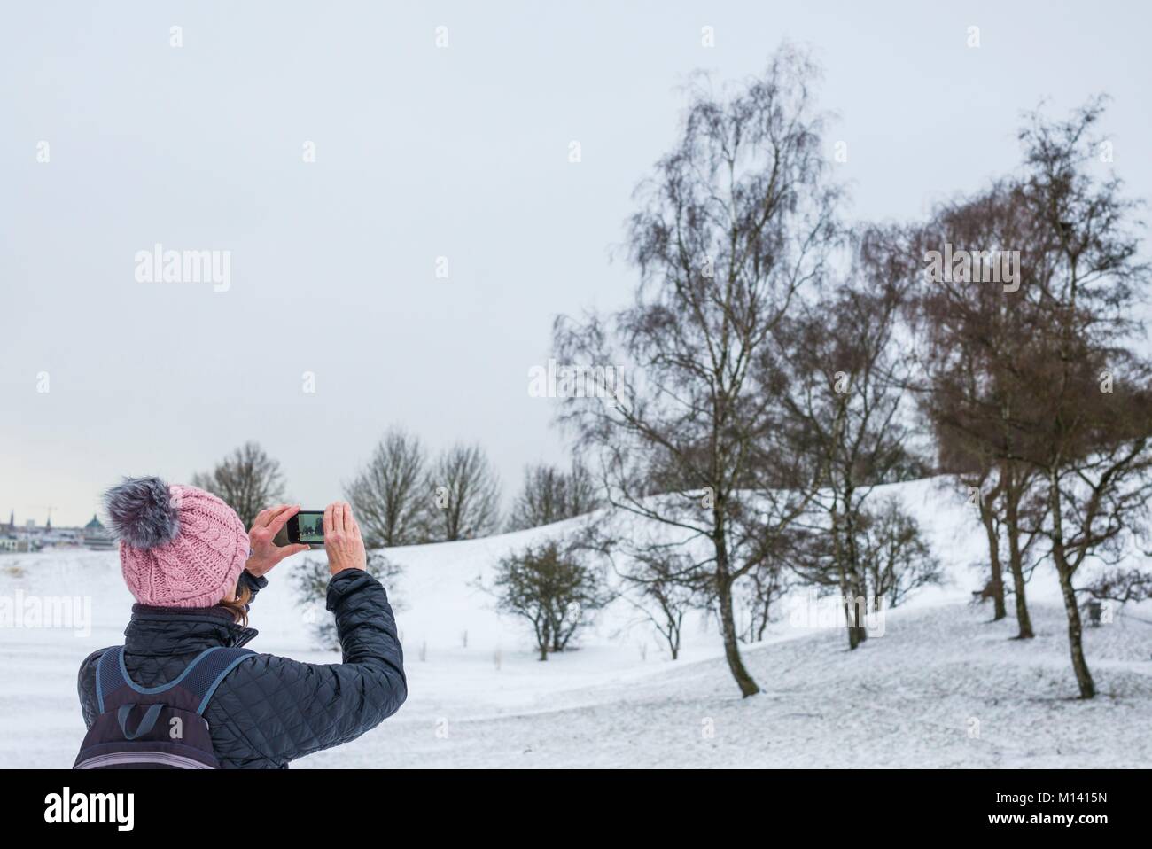 Alemania, Baviera, Munich, el Olympiapark con nieve y fotógrafo, Señor-GER-17-001 Foto de stock