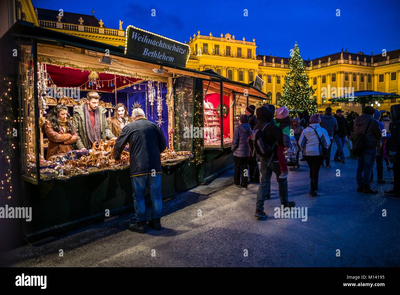 Austria, Viena, al palacio de Schonbrunn, el Mercado de Navidad, Noche Foto de stock