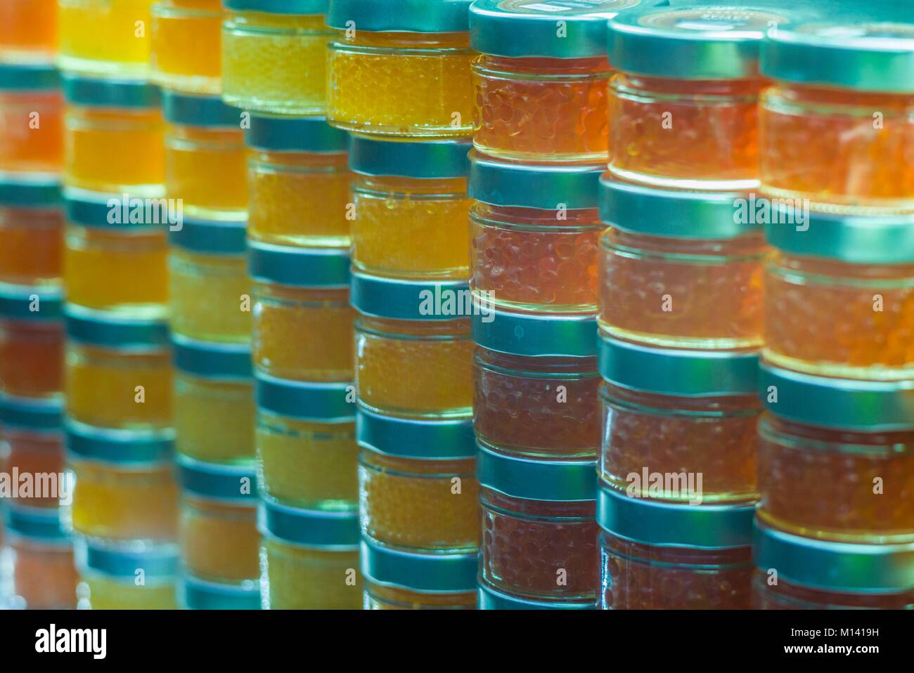 Austria, Viena, el Naschmarkt, el mercado de alimentos al aire libre, tarros de caviar Foto de stock