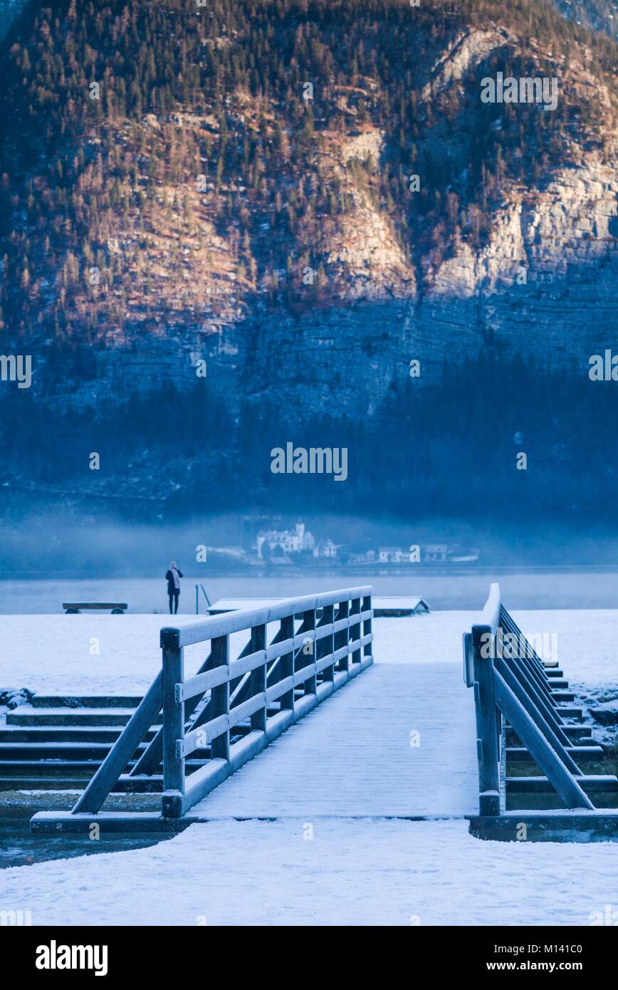 Austria, Austria Superior, Salzkamergut, Hallstatt, lago Hallstattersee, Pier, el invierno Foto de stock