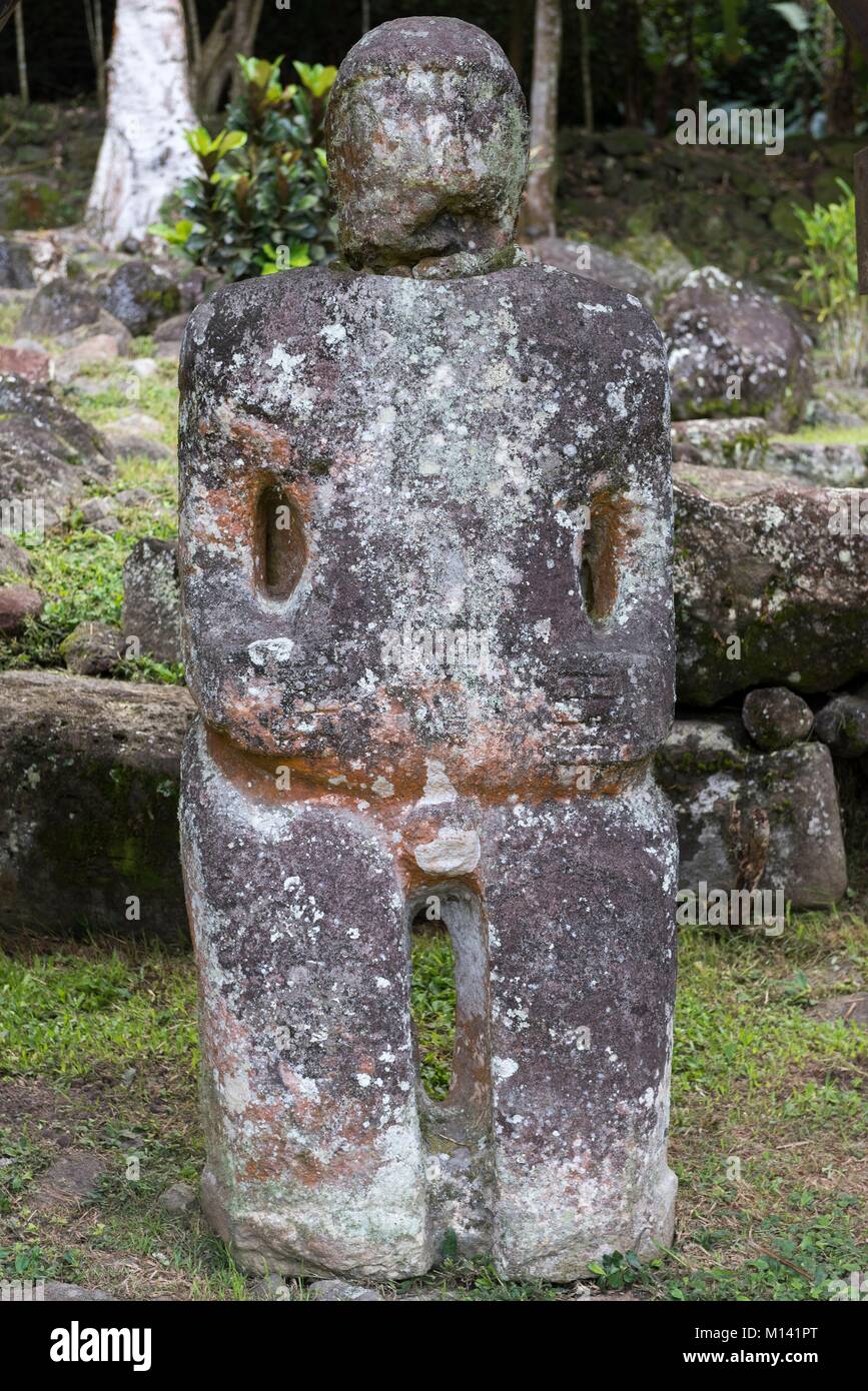 Francia, el archipiélago de la Polinesia Francesa, las Islas Marquesas, la isla de Hiva Oa, sitio arqueológico de Te l'Ipona, tiki de piedra Foto de stock