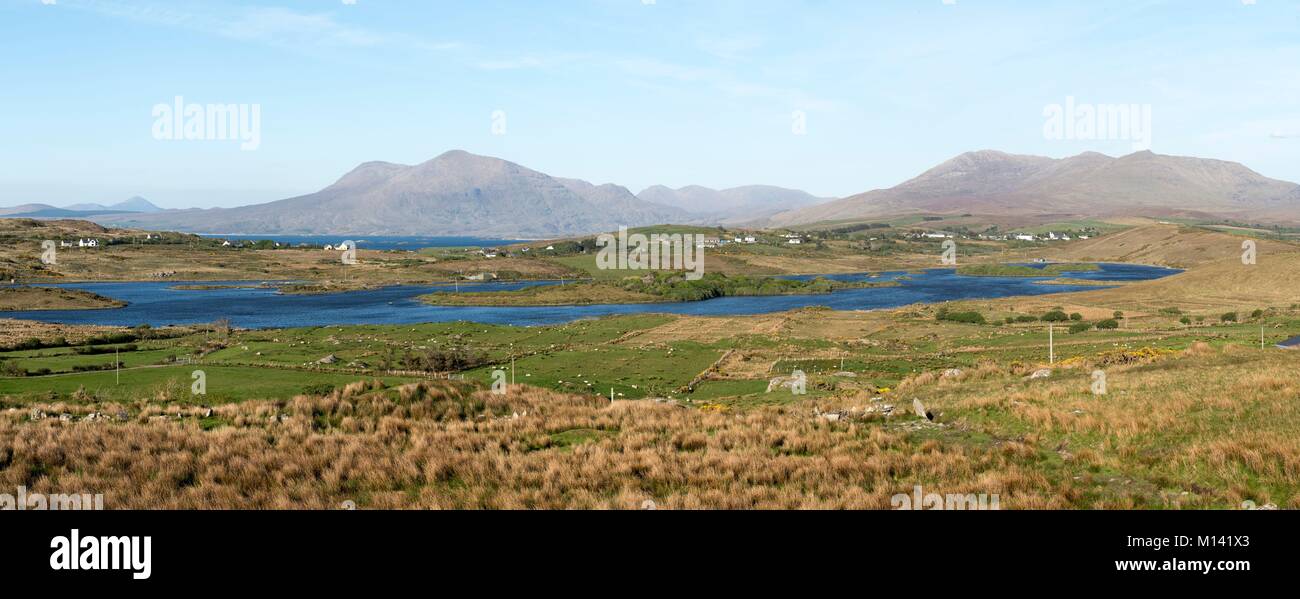 Irlanda, en el Condado de Galway, Tully Tully, Lago, izquierda es Croagh Patrick de la montaña, en el fondo, en medio de Killary Harbour Mweelrea fiordo y la montaña, se encuentra el Parque Nacional de Connemara, Montañas Twelve Bens Foto de stock