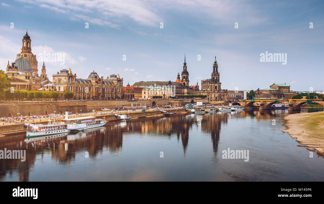 Panorama del horizonte de la ciudad de Dresde en el río Elba y Augusto Puente, Dresde, Sajonia, Alemania Foto de stock