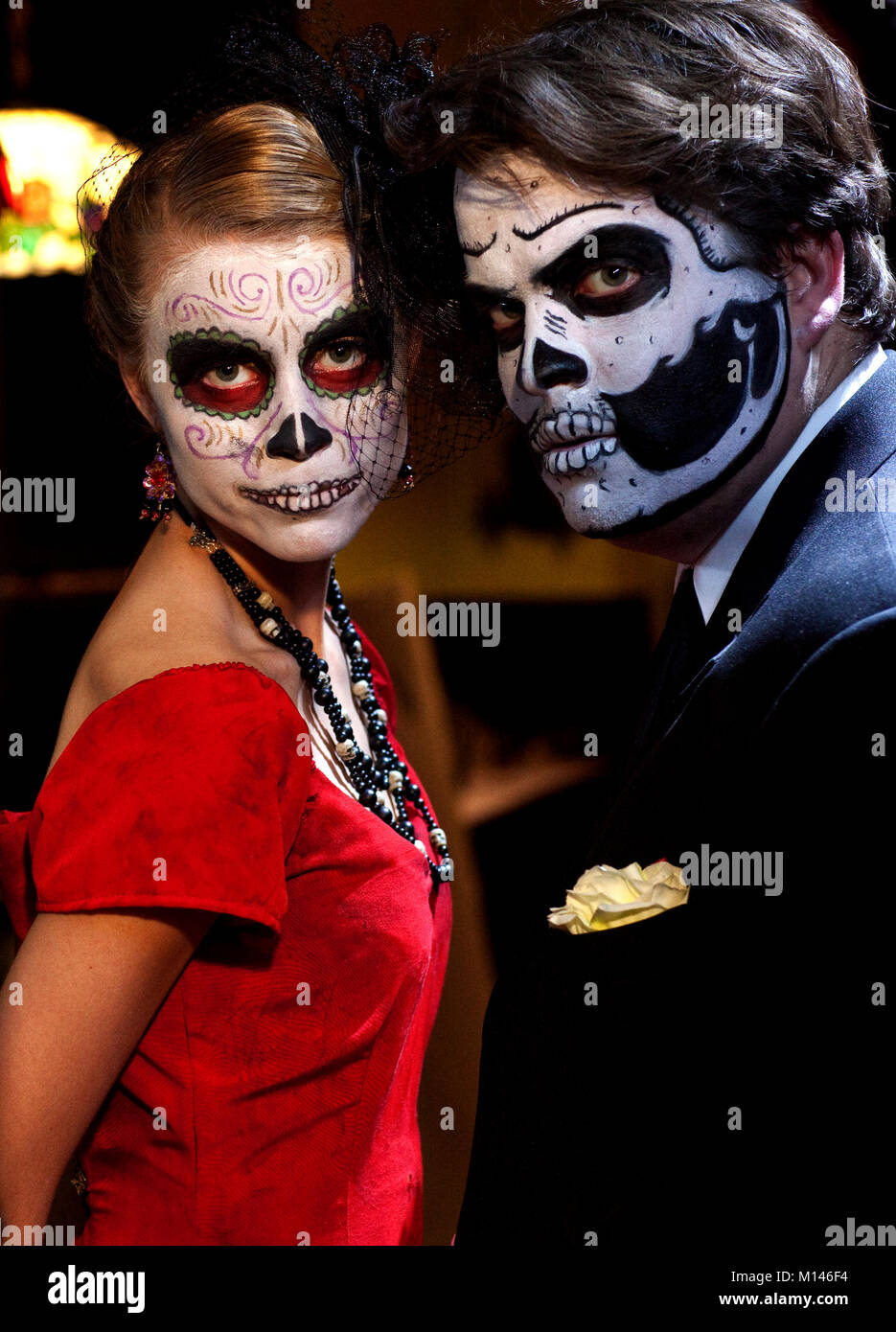 Un hombre y una mujer vestida en el tradicional Día de los muertos de  maquillaje Fotografía de stock - Alamy