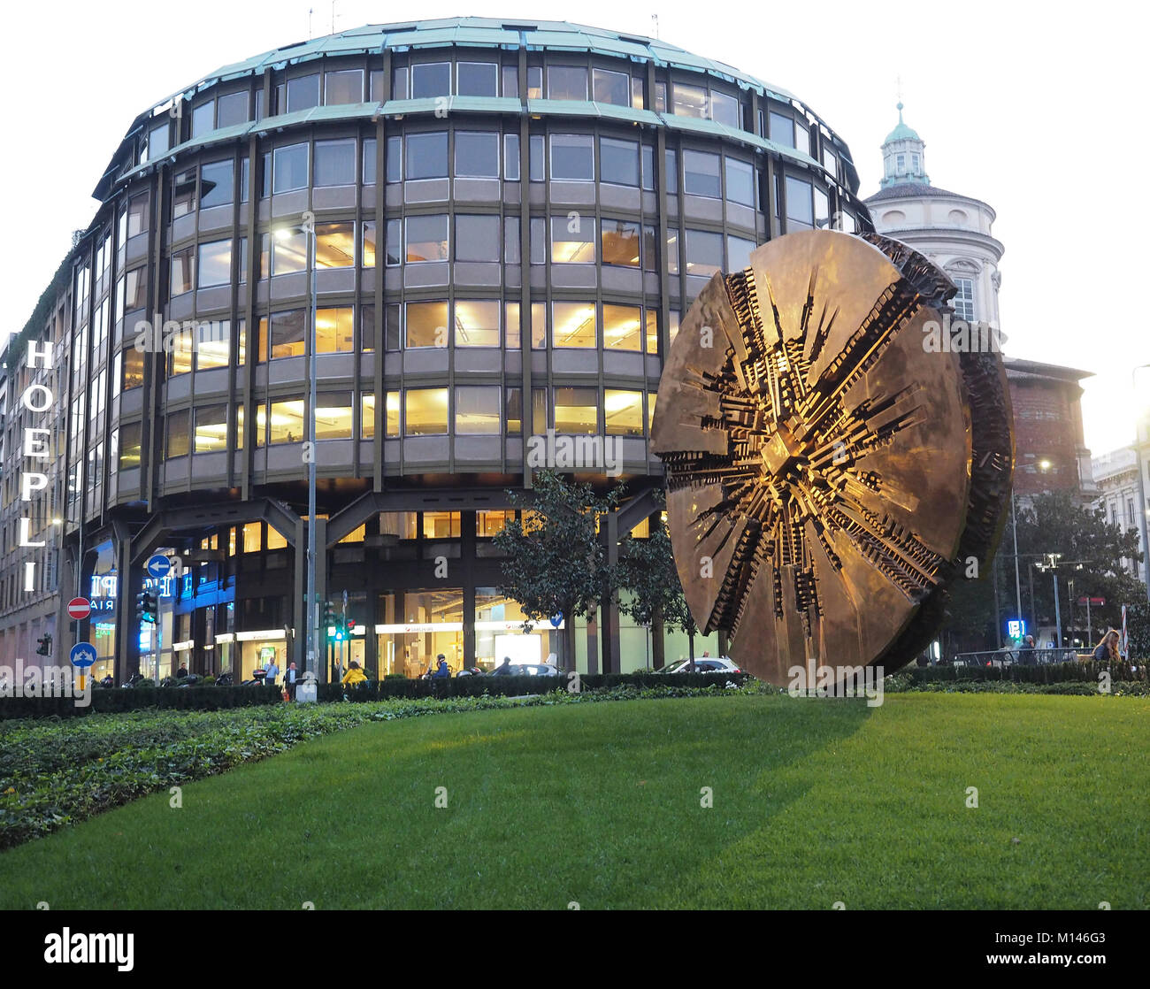 Europa,Italia,Lombardía,Milán,Arnoldo Pomodoro disco de bronce escultura en Piazza Meda, centro Foto de stock