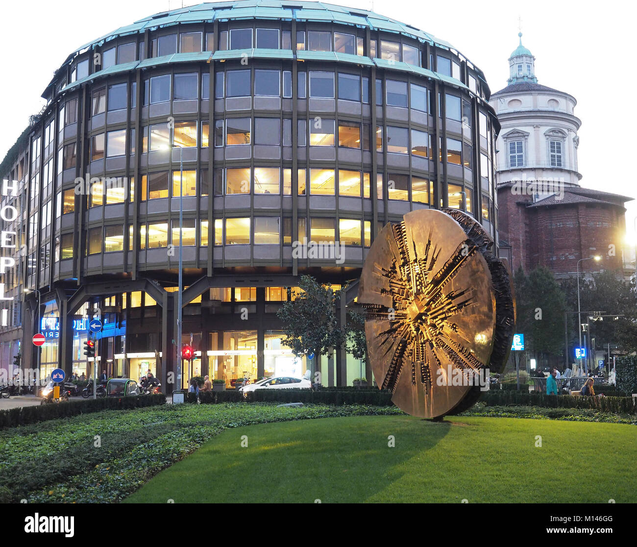Europa,Italia,Lombardía,Milán,Arnoldo Pomodoro disco de bronce escultura en Piazza Meda, centro Foto de stock
