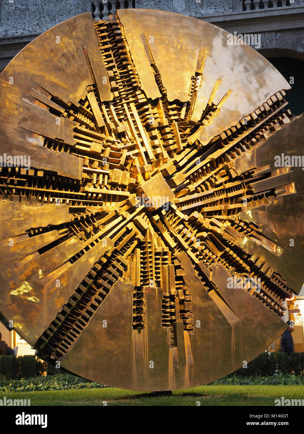 Europa,Italia,Lombardía,Milán,Arnoldo Pomodoro disco de bronce escultura en Piazza Meda, centro Foto de stock