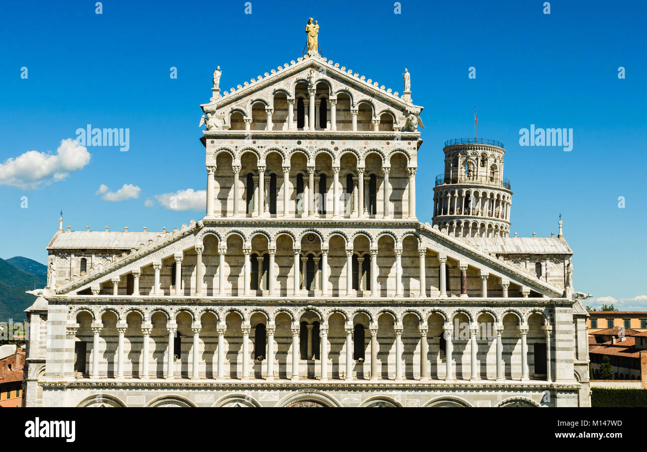 Pisa, Italia: la parte superior de la catedral (sede del arzobispo de Pisa y la torre inclinada de Pisa, en la Plaza de Los Milagros (Piazza dei Miracoli). Foto de stock