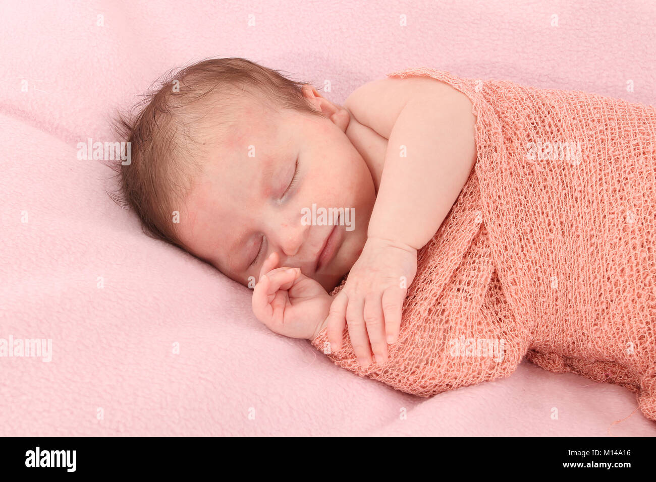 Niña de 6 semanas de dormir cómodamente en pañales manta Fotografía de  stock - Alamy