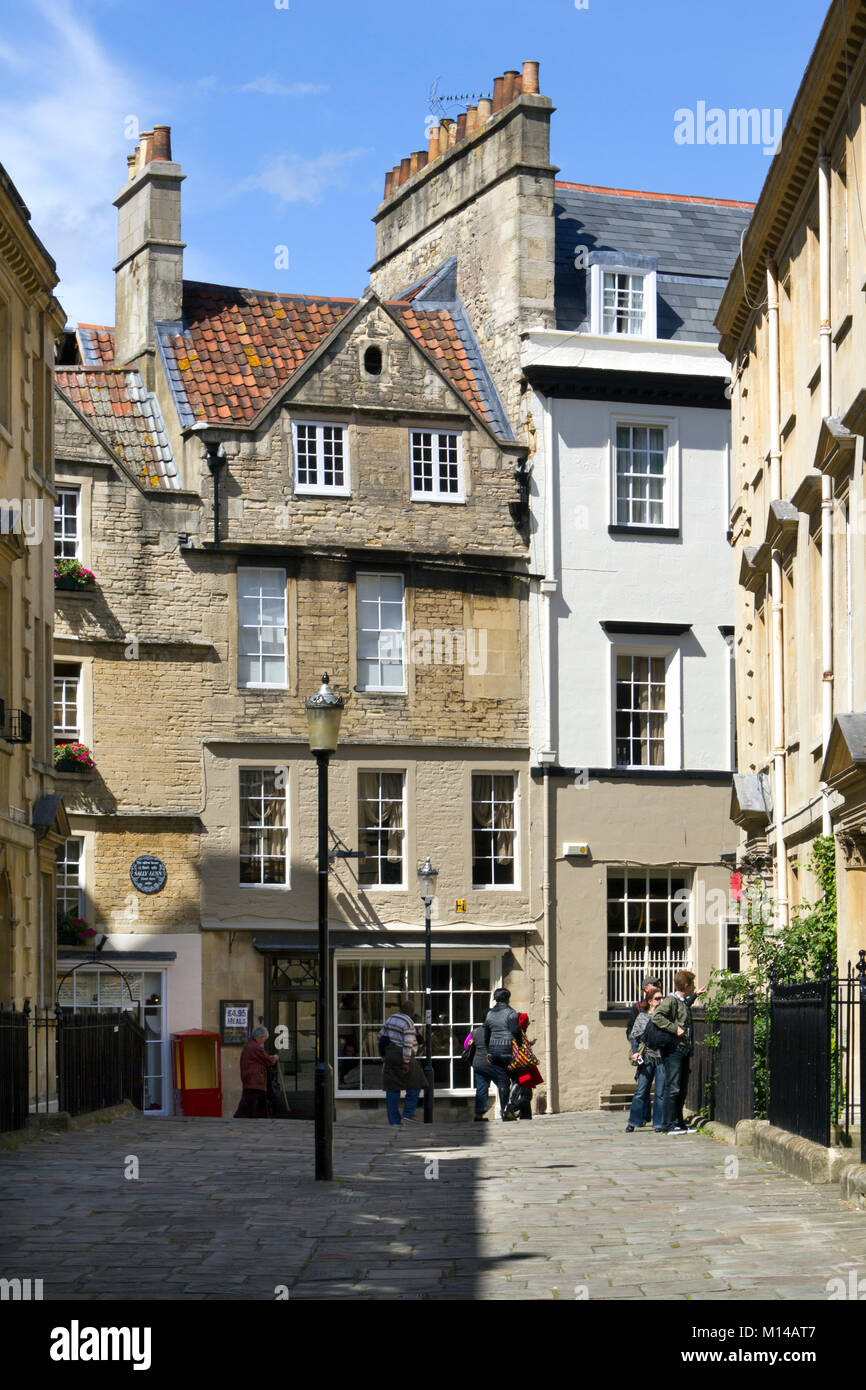 Bath, Reino Unido - 19th de junio de 2011: Los visitantes se reúnen cerca de la tienda de té Sally Lunns bajo el sol de verano en la ciudad de Bath, Somerset, Reino Unido. Sally Lunns es una de las casas más antiguas de Bath y hogar del original Bath Bun. Bath es un lugar declarado Patrimonio de la Humanidad por la UNESCO, famoso por su arquitectura que atrae a visitantes durante todo el año. Foto de stock