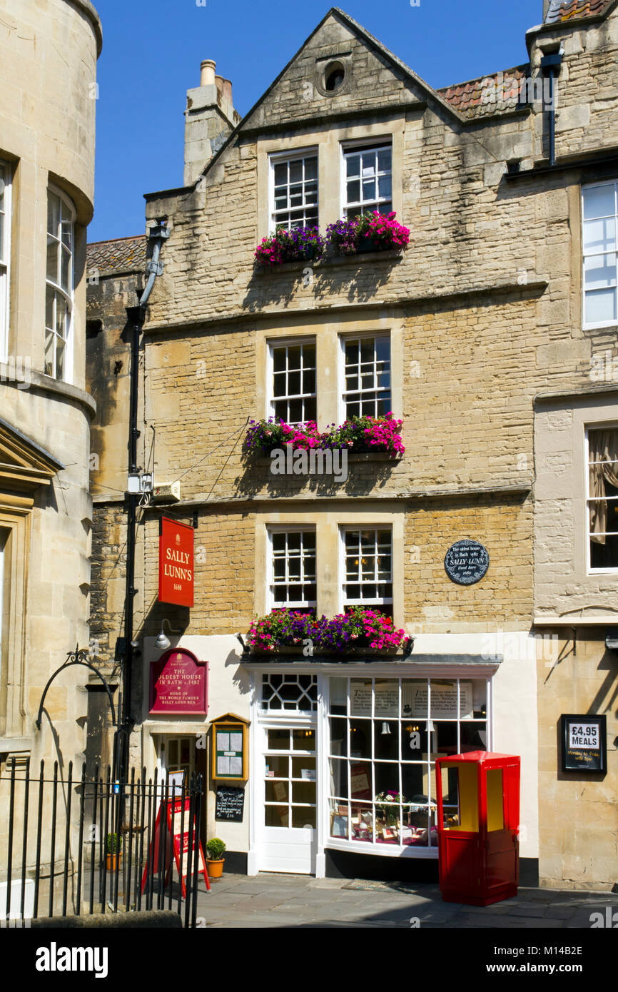 Bath, Reino Unido - 3rd de julio de 2011: Sally Lunns tienda de té en verano en la ciudad de Bath, Somerset, Reino Unido. Sally Lunns es una de las casas más antiguas de Bath y hogar del original Bath Bun. Bath es un lugar declarado Patrimonio de la Humanidad por la UNESCO y famoso por su arquitectura. Foto de stock