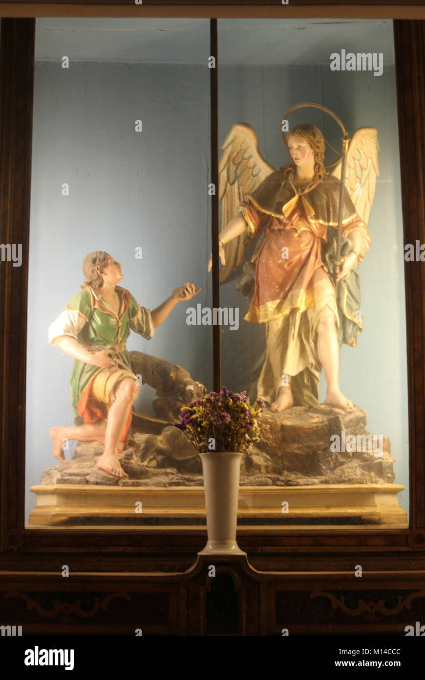 Las estatuas de madera de ángel dando la mano al hombre en pantalla de cristal en la catedral de Amalfi, Amalfi, Italia. Foto de stock