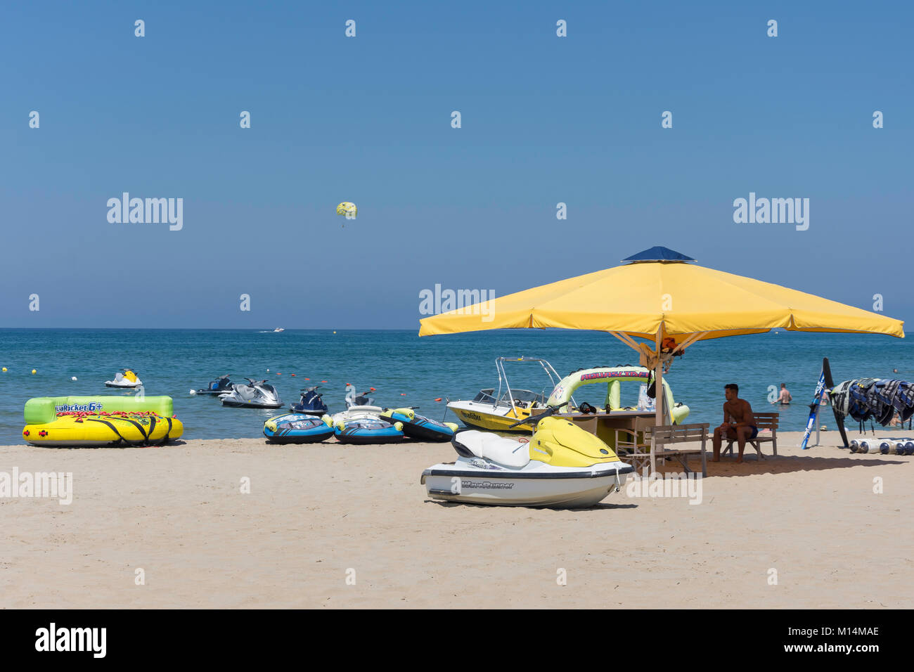 Deportes acuáticos en la playa, la playa de Ikarus Ikarus, Rethymnon (Rethimno Rethimno), región, Creta, Grecia (Creta) Foto de stock