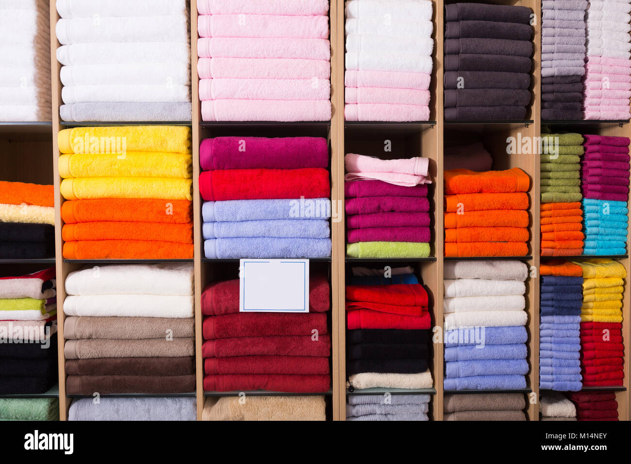 Vista sobre suaves toallas malo multicolores en estantes en almacén textil  hogar Fotografía de stock - Alamy