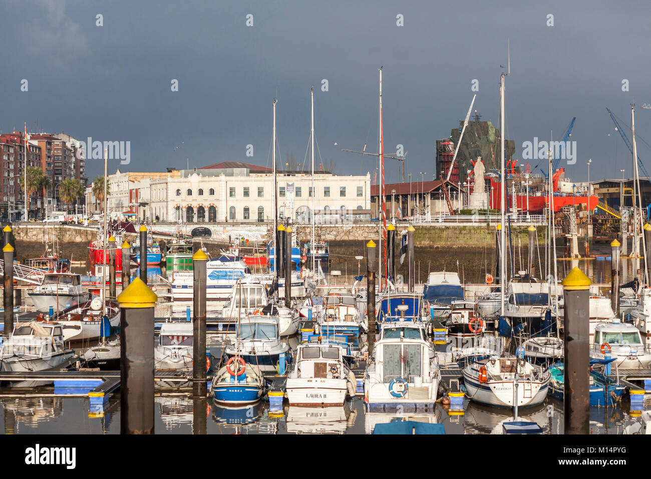 Puerto pesquero de Santurtzi, País Vasco, España Fotografía de stock - Alamy