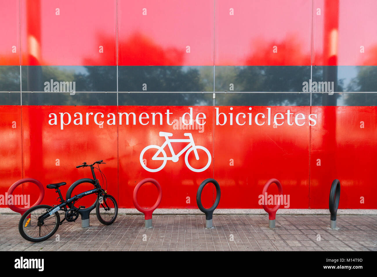 Parking de bicicletas, aparcament de bicicletes,signo Catalán, Barcelona  Fotografía de stock - Alamy