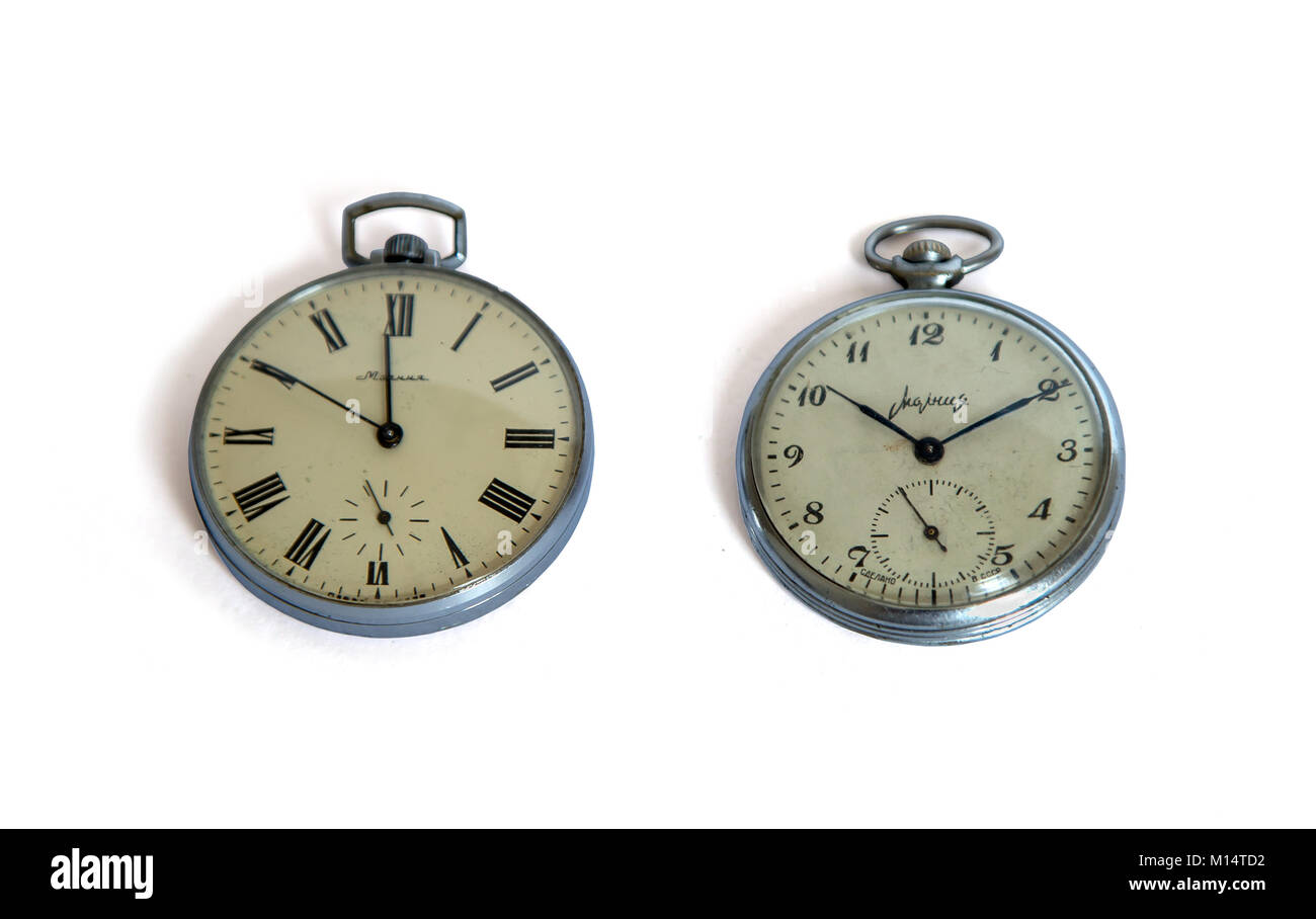 Bangkok, Tailandia - Enero 18, 2018: Conjunto de dos vintage ruso cara abierta reloj de bolsillo Molnija aislado sobre fondo blanco Fotografía stock - Alamy
