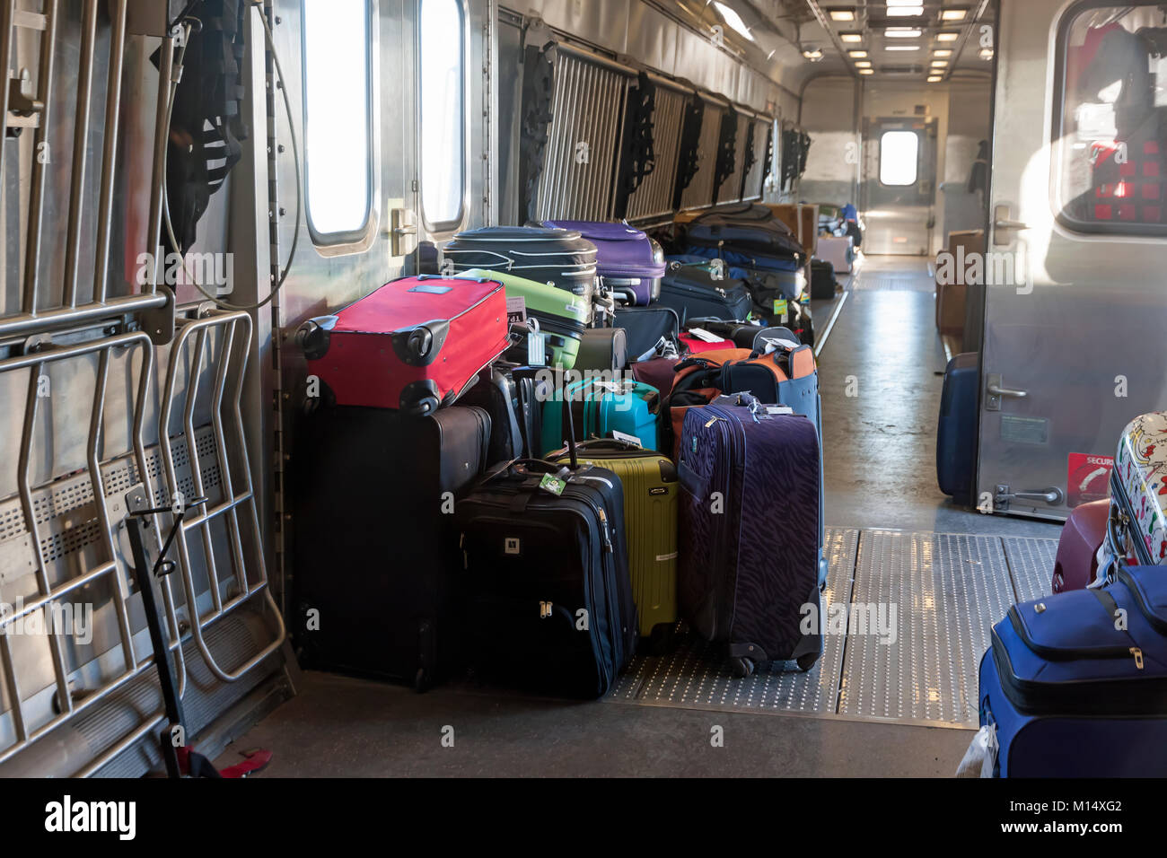 Interior de un tren Amtrak de equipaje del coche. Foto de stock