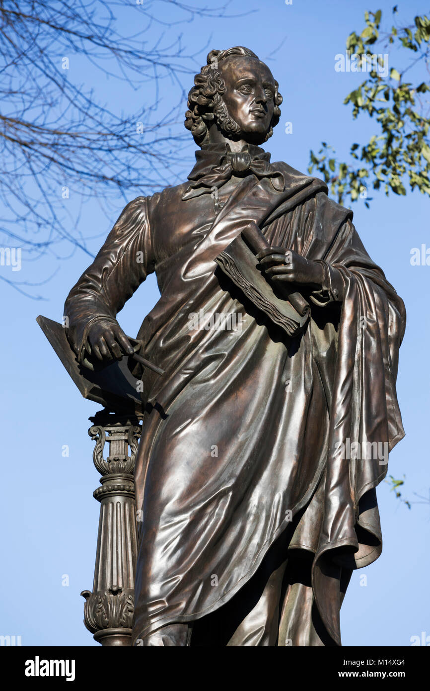Estatua del famoso compositor Felix Mendelssohn Bartholdy, junto a la Iglesia de Santo Tomás, Leipzig, Sajonia, Alemania, Europa Foto de stock