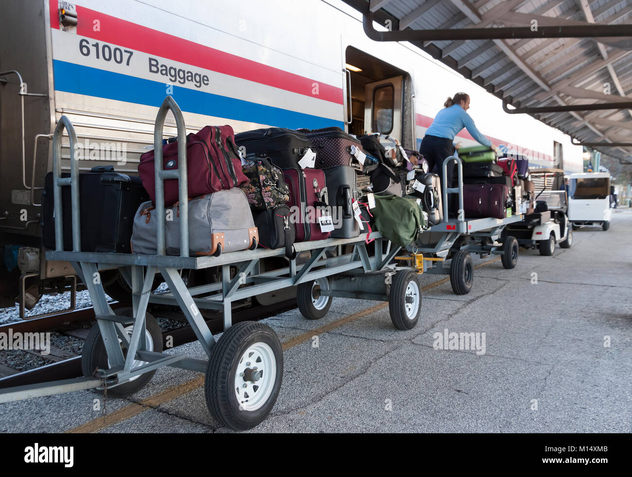 Amtrak porter cargando equipaje Equipaje en el coche a una estación en Tampa, Florida. Foto de stock