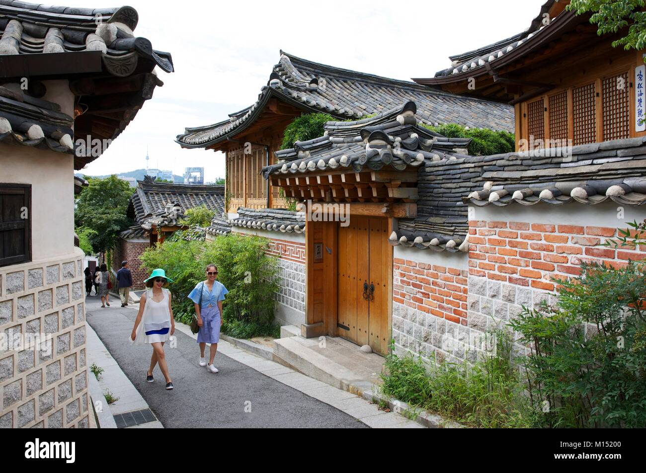 Corea del Sur, Seúl, los turistas japoneses en un callejón del barrio viejo Bukchon Hanok village Foto de stock