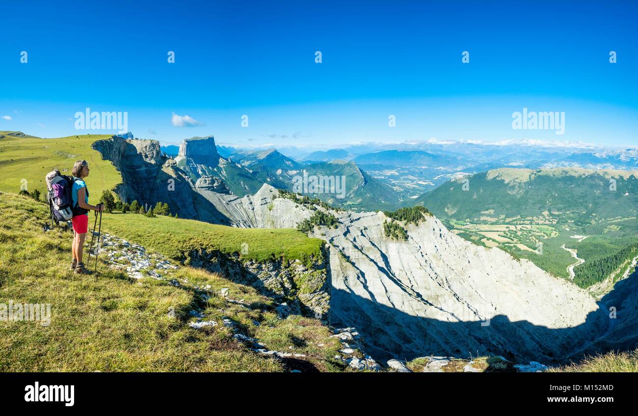 Francia, Isere, el Parque Natural Regional de Vercors, Reserva Natural Nacional de las montañas de Vercors, caminatas a lo largo de Ravin des Arcos, el Monte Aiguille (alt : 2087 m) en el fondo Foto de stock